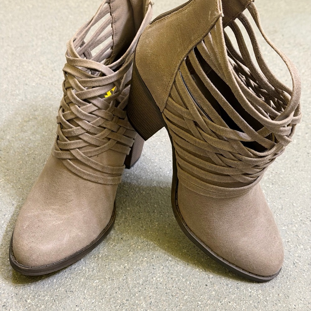 Fergalicious by Fergie Weever Doe Woven Ankle Boots Sz 8.5, EUC, Fall Winter